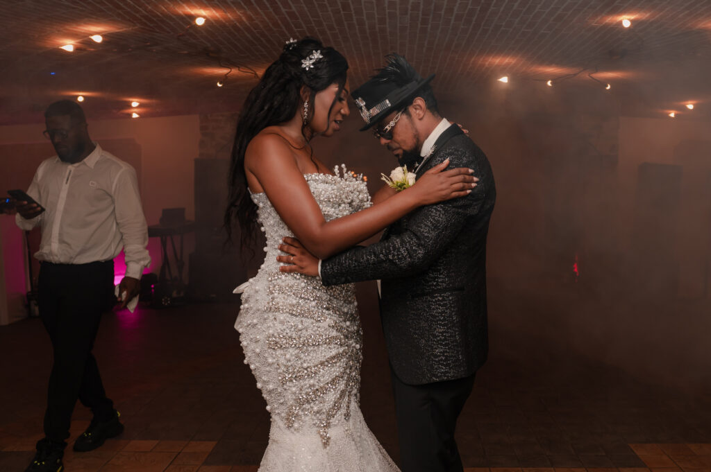 Naomie et Patrick pendant leur soirée de mariage à Villa Merlin en Italie